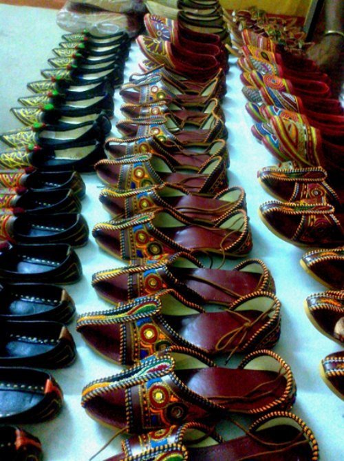 Juti - typowe buty z haftowanej skóry